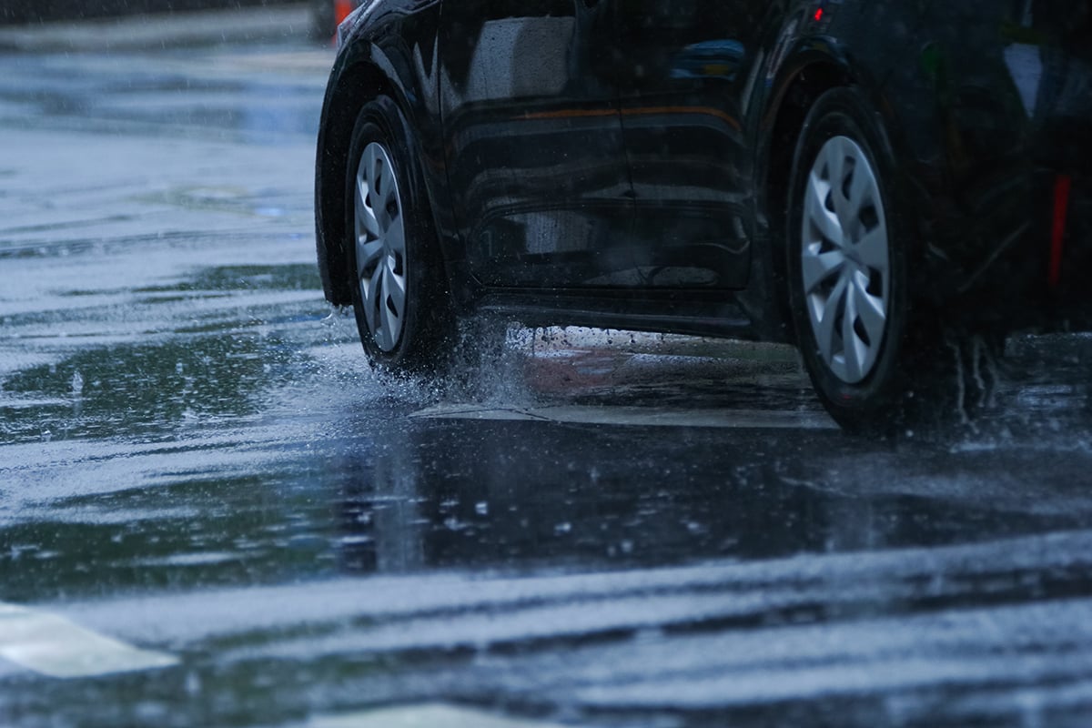 水たまりの手前で時速10キロ程度まで徐行し、思いやりを持った運転を実践することが大切