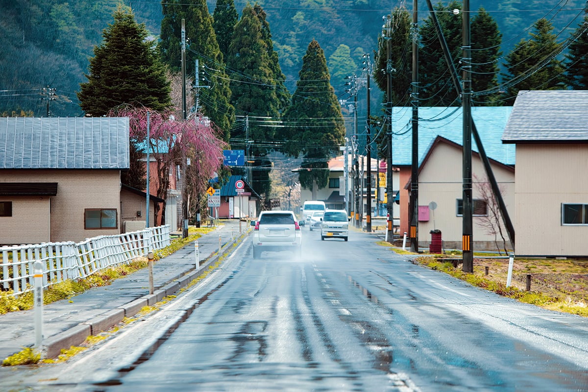 水たまりの手前で時速10キロ程度まで徐行し、思いやりを持った運転を実践することが大切