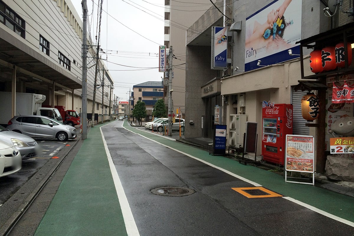雨天時の道路にはマンホールのふたや白線といった滑りやすい要因が数多く存在