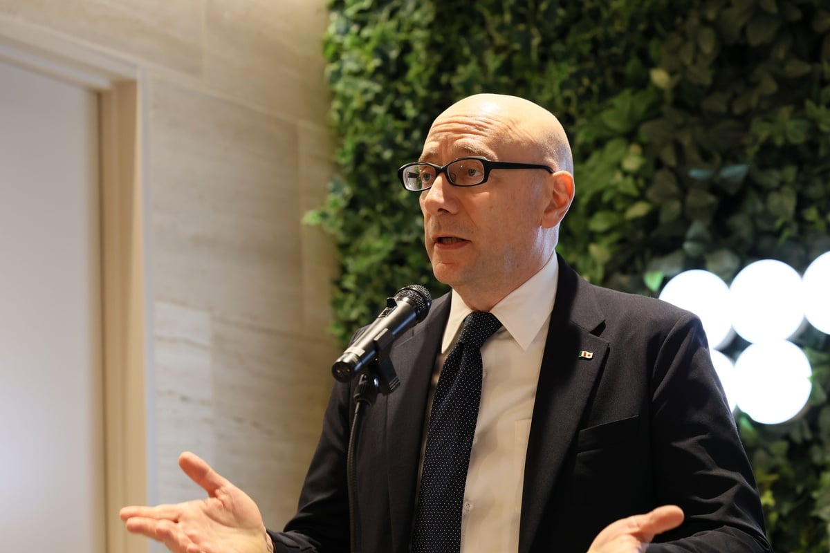 駐日イタリア大使のマリオ・アンドレア・ヴァッターニ氏。Smeg東京ショールームを、イタリアのデザイン、建築、食文化、ライフスタイルを日本へ発信する新たな拠点として紹介した