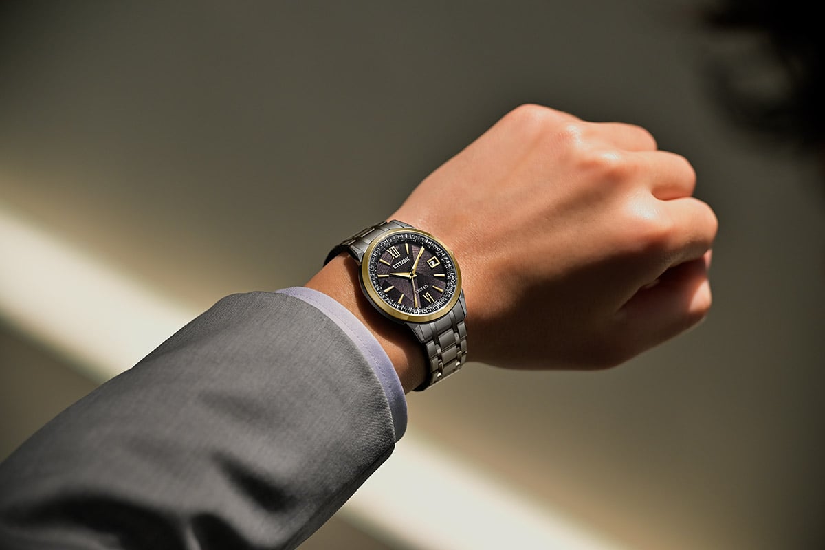 ケース径は42mm。材質はステンレスにグレーのめっき。