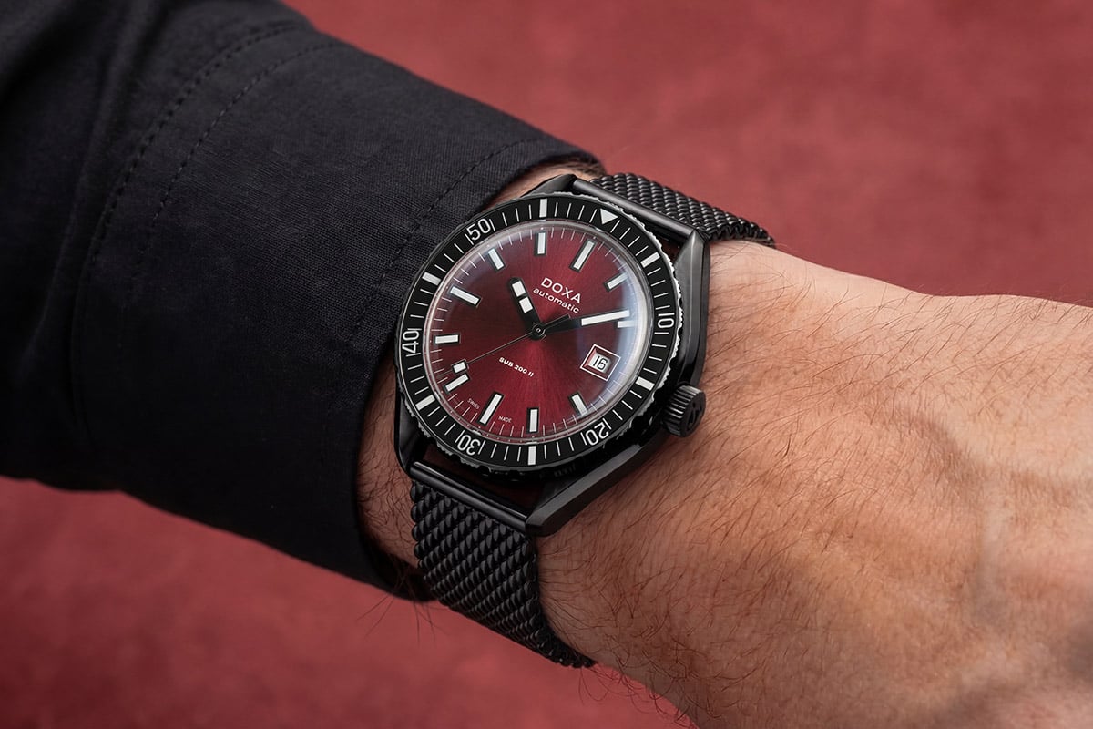 深紅のダイヤルをまとった“Redcoral”は外装を黒一色で統一。ミラネーゼブレスレットも外装と同じブラックを採用