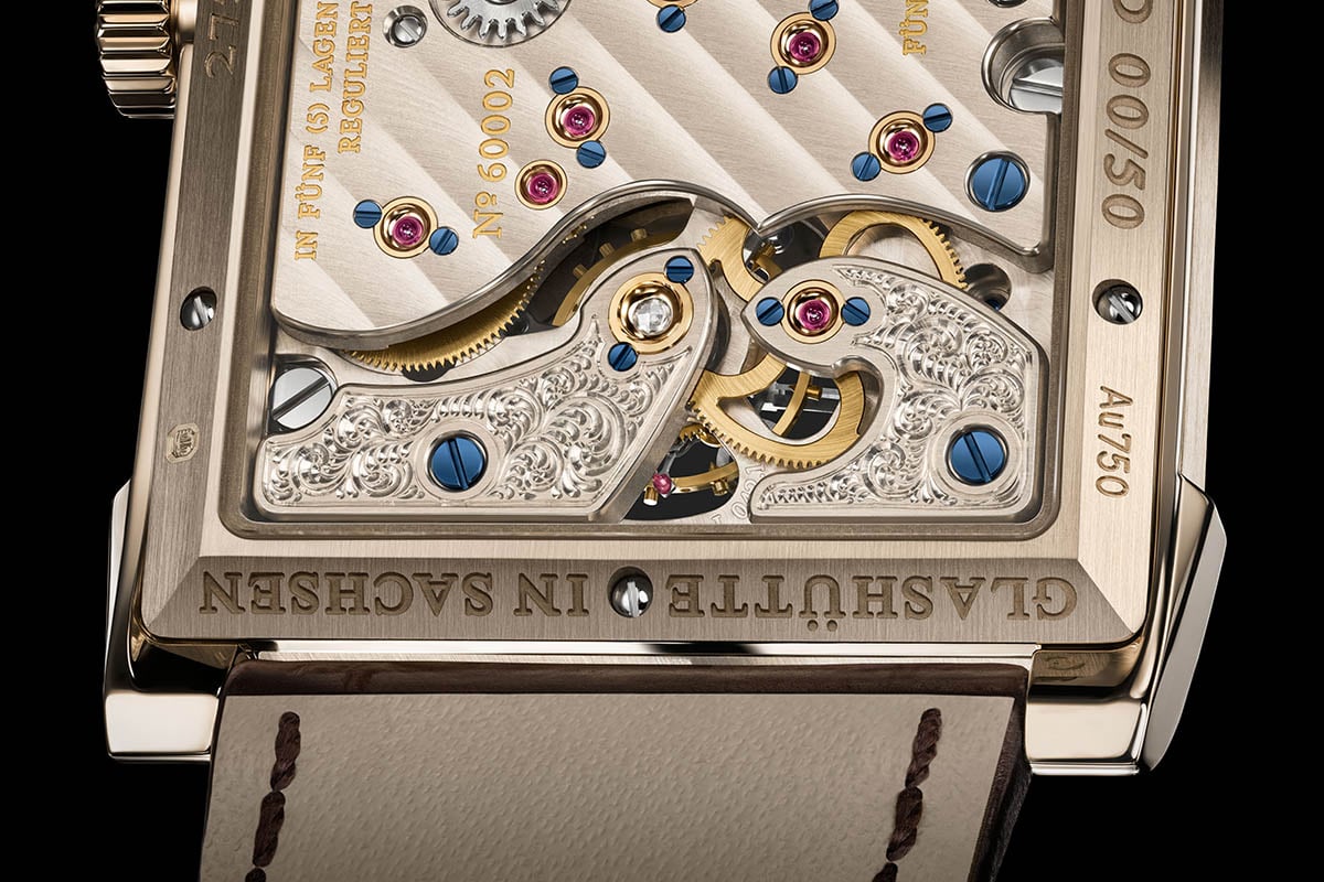 ケースバックには“Glashütte in Sachsen”の文字と共にシリアルナンバーを刻む。精巧なムーブメントの装飾も目を見張る美しさだ