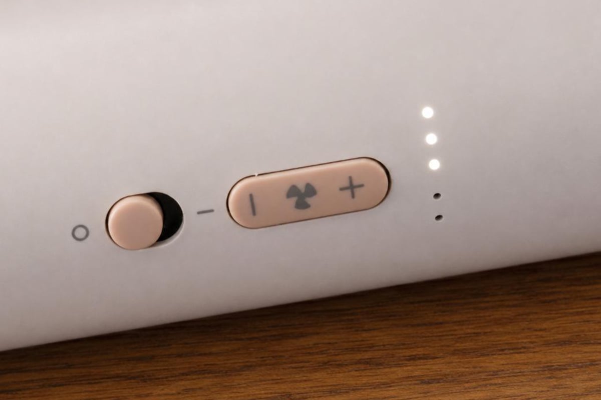 風量表示を兼ねるLEDインジケーターは、充電時にはバッテリー残量の目安も表示。USB-C充電に対応する。フル充電は約3時間で最大６時間駆動