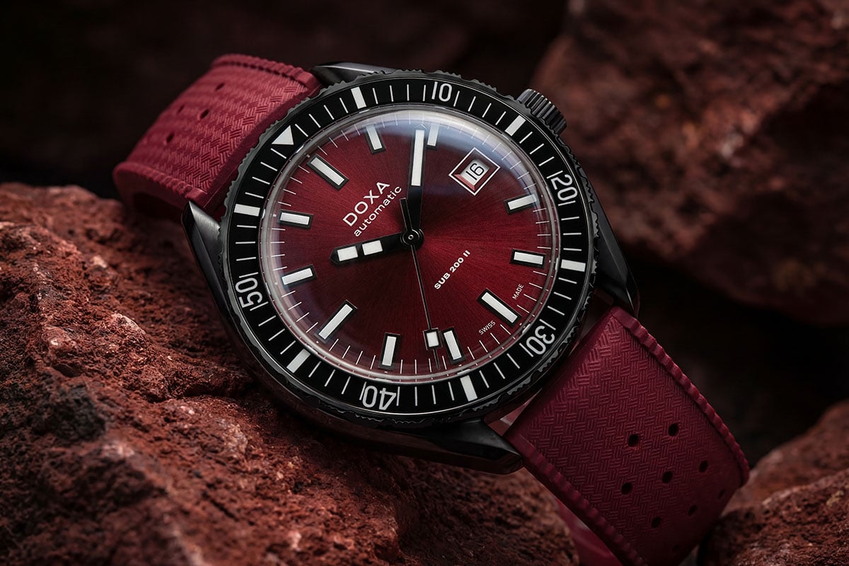 深紅のダイヤルをまとった“Redcoral”は外装を黒一色で統一。ミラネーゼブレスレットも外装と同じブラックを採用