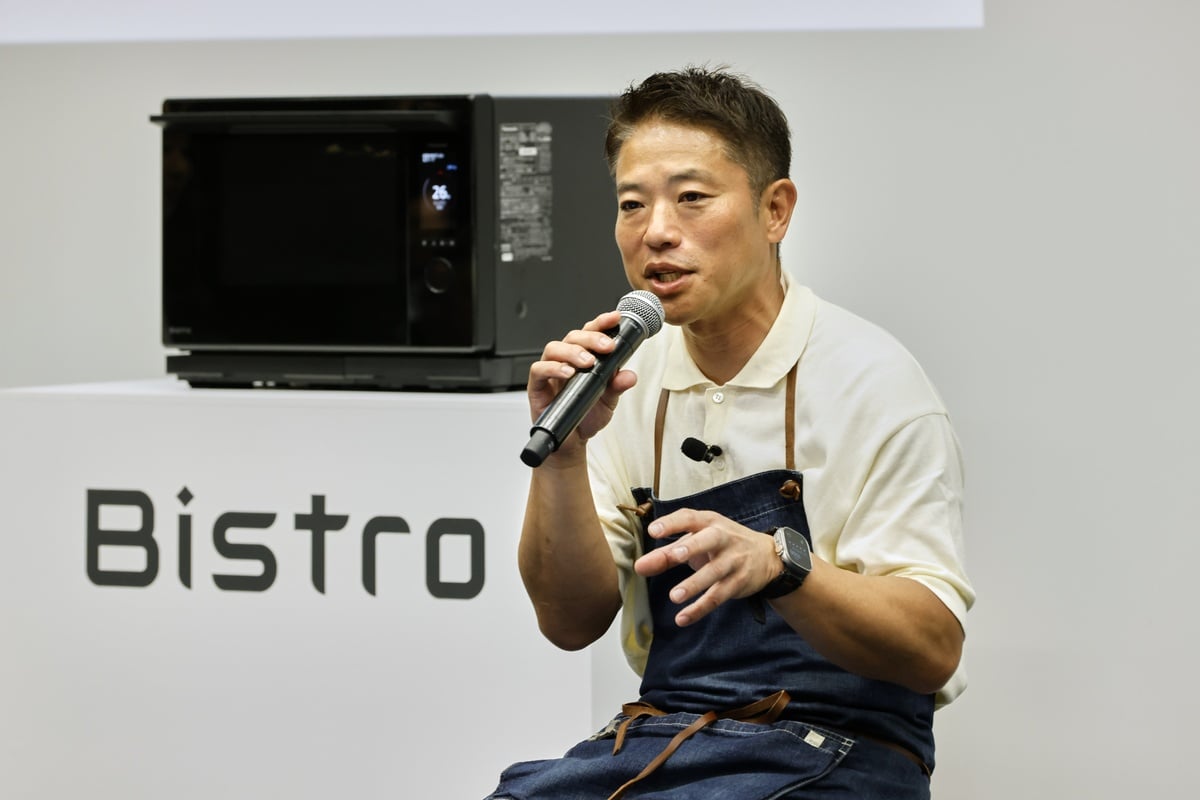 料理家の栗原心平氏が、新「ビストロ」NE-UBS10Eの発表会に登壇。栗原氏は「時短」という言葉に対し、単に工程を省くのではなく、おいしさを損なわずに時間の使い方を変えることが重要だと語り、レンジ調理が帰宅後のライフサイクルを変える可能性を指摘した