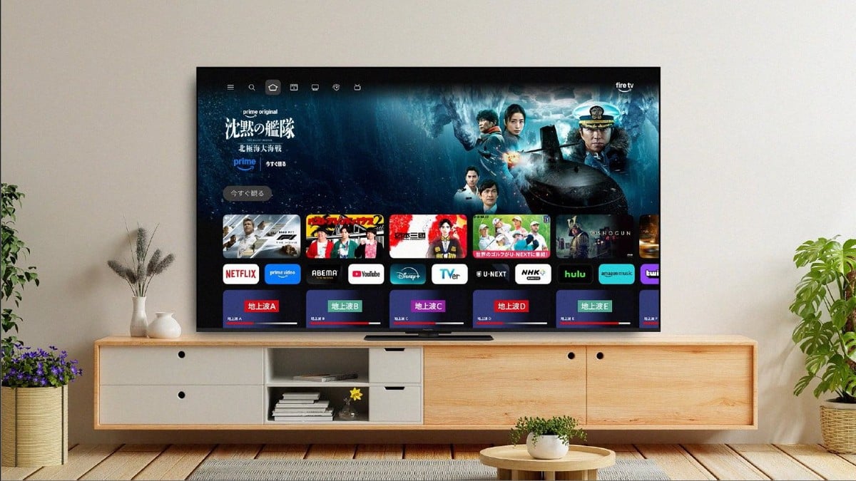 Fire TVのホーム画面に『沈黙の艦隊』が表示されたビエラの使用イメージ。いまやテレビは放送を見るだけの機器ではなく、配信作品、アニメ、YouTube、ゲームなどへアクセスするリビングのエンターテインメントハブになっている。