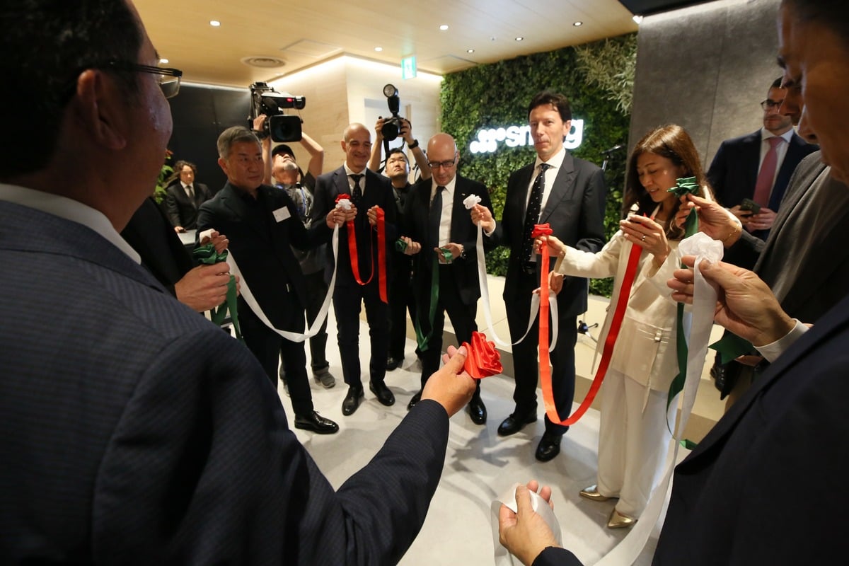 式典では一般的なテープカットではなく、赤・緑・白のリボンを結ぶ「Unity Ceremony」を実施。イタリアと日本、人と人、文化と文化をつなぐという思いが込められた