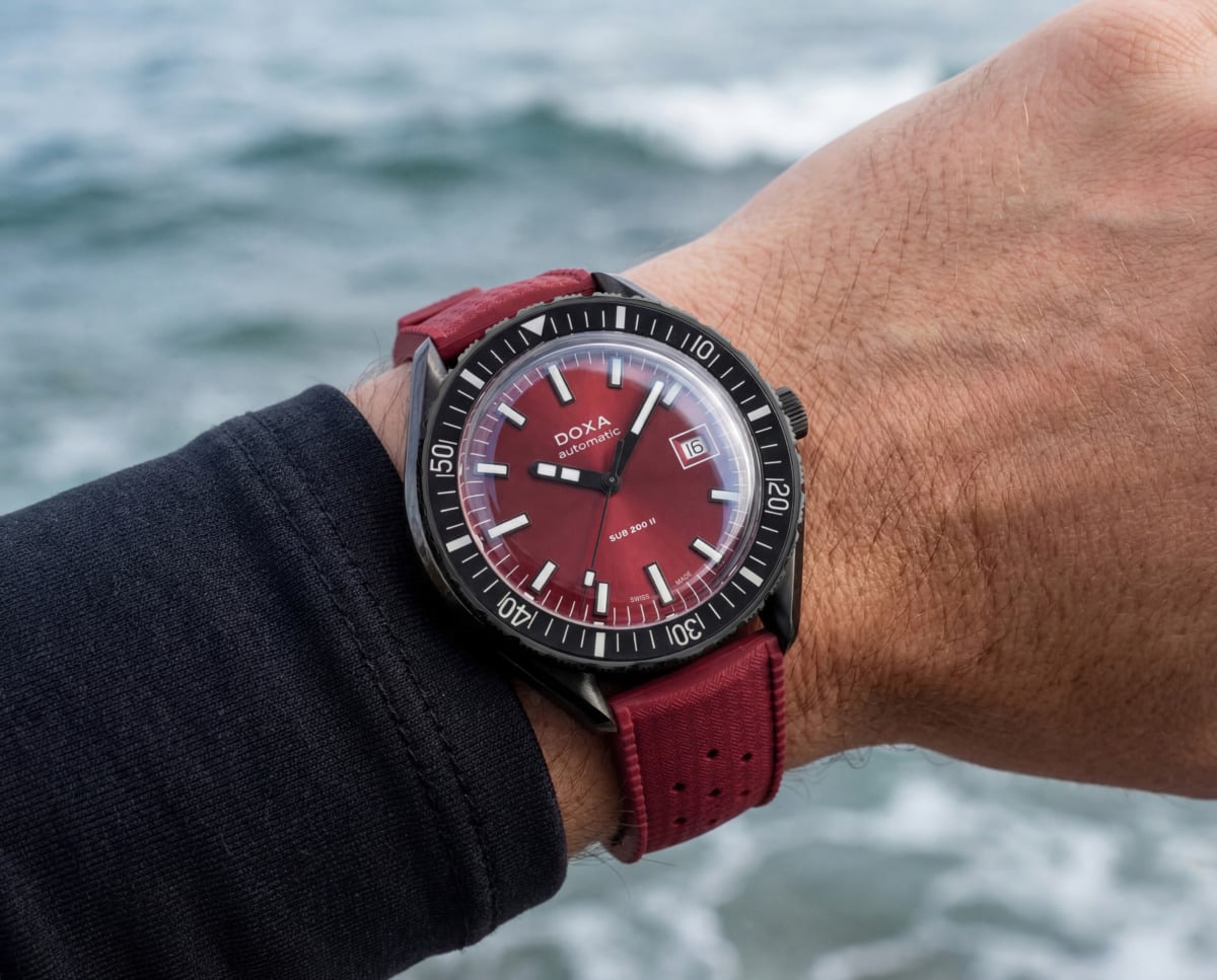 “Redcoral”のみラバーストラップはブラックとレッドの2色をラインナップ。自分らしく装える選択肢の多さも魅力のひとつ