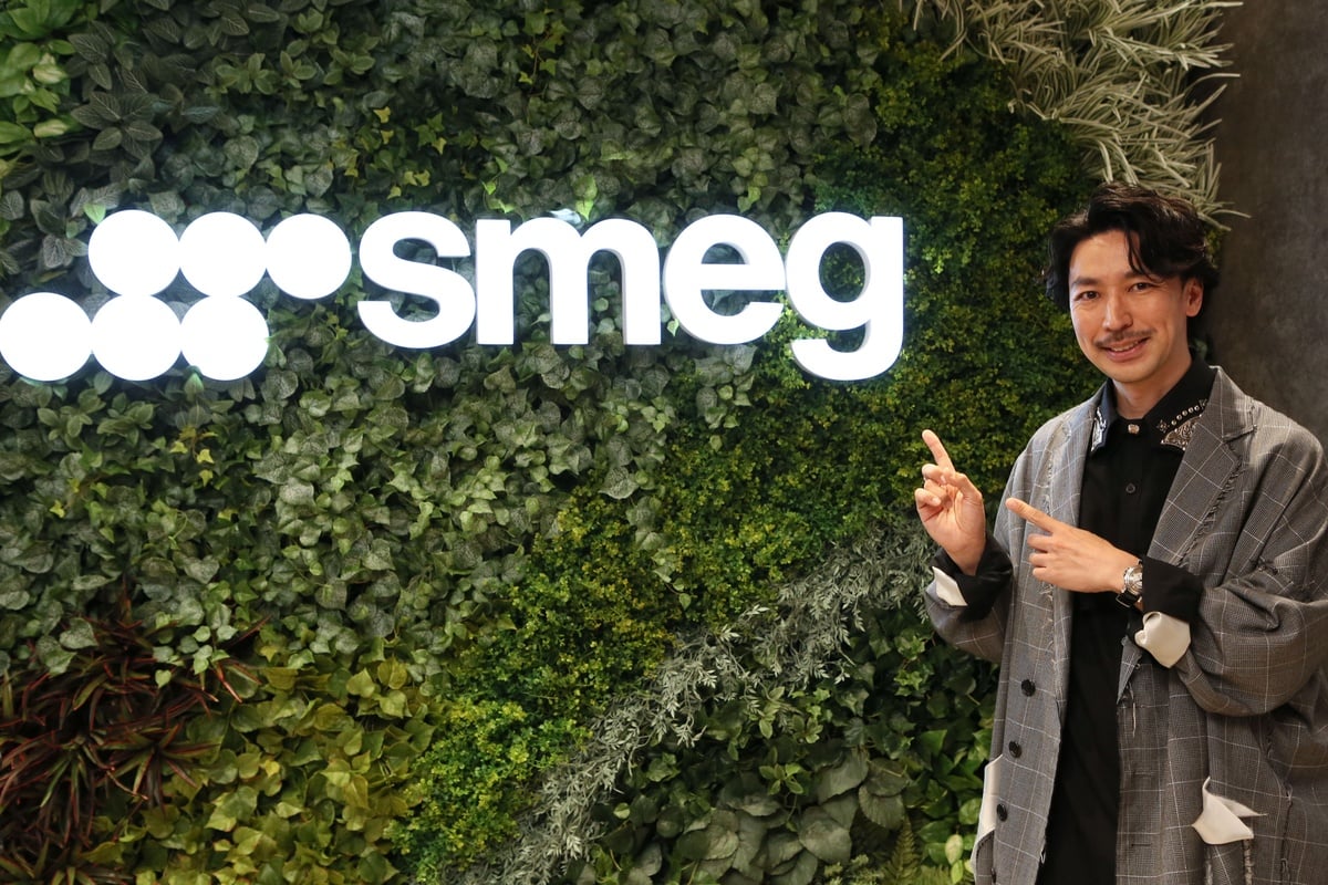 Smegのロゴを背景に登場したアンバサダーのTAKAHIRO氏。自身もSmegのケトルやトースター、小型冷蔵庫などを愛用していると語り、ブランドの魅力を発信していく