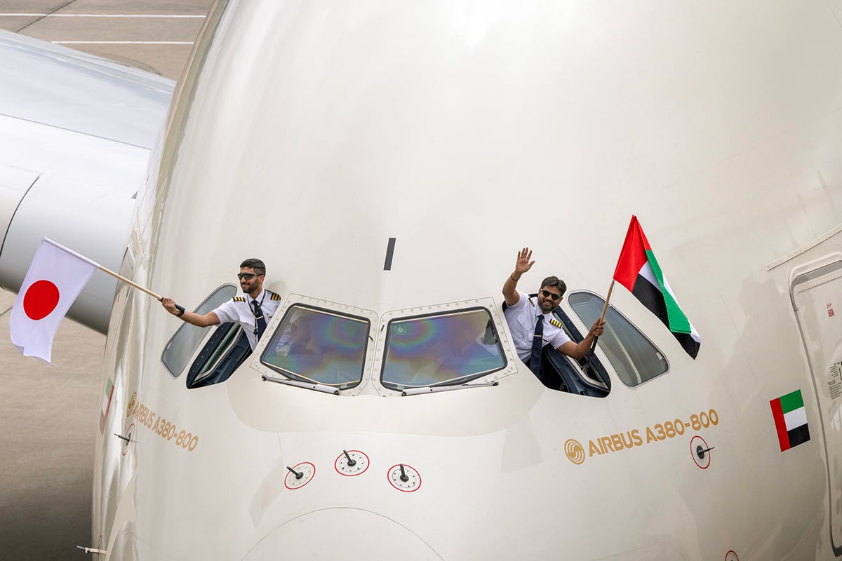 成田就航の際に日本とUAEの国旗を振る機長と副操縦士