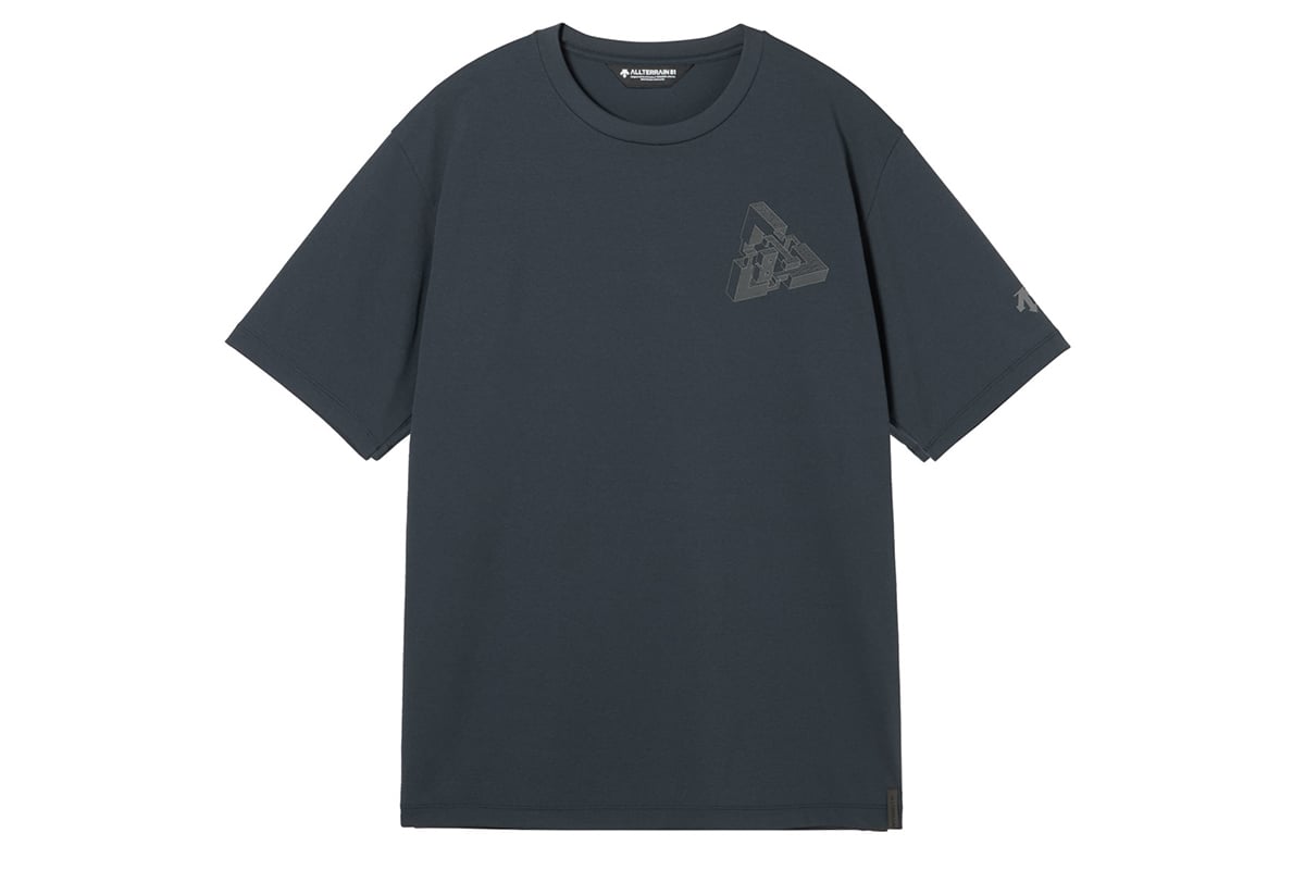 デサント「CL H／S GRAPHIC TEE（04M）」：ダークシャドー