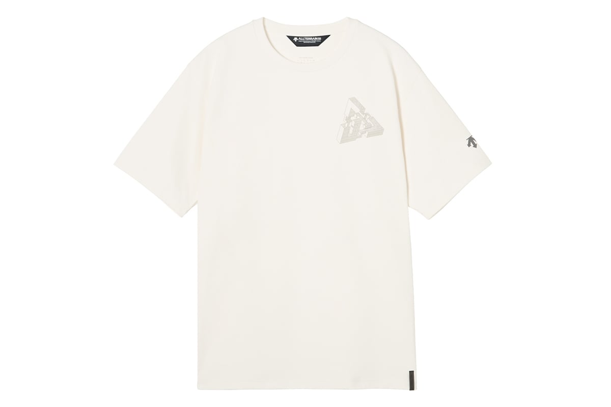 デサント「CL H／S GRAPHIC TEE（04M）」：エグレットホワイト