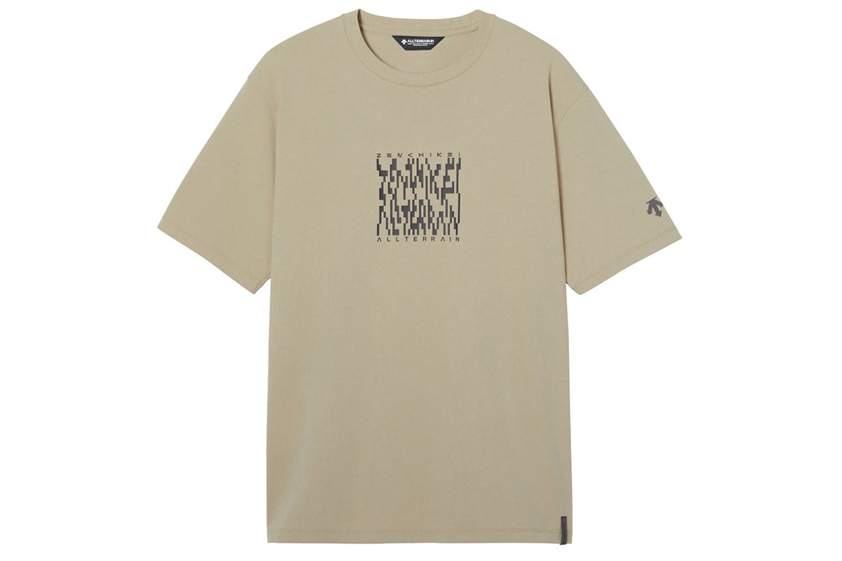 デサント「CL H／S GRAPHIC TEE（05M）」：ムーンサンド