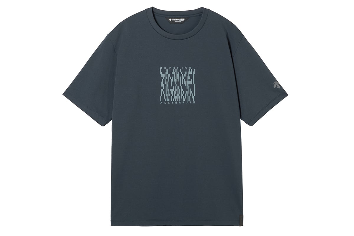 デサント「CL H／S GRAPHIC TEE（05M）」：ダークシャドー