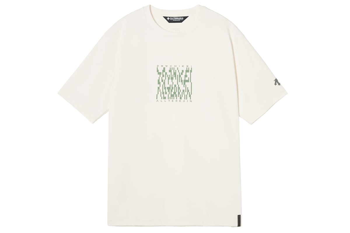 デサント「CL H／S GRAPHIC TEE（05M）」：エグレットホワイト