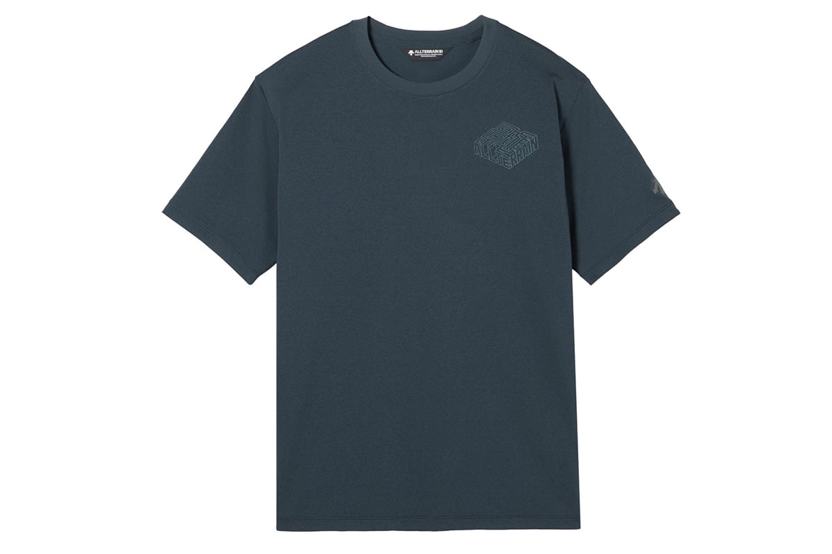 デサント「CL H／S GRAPHIC TEE（08M）」：ダークシャドー