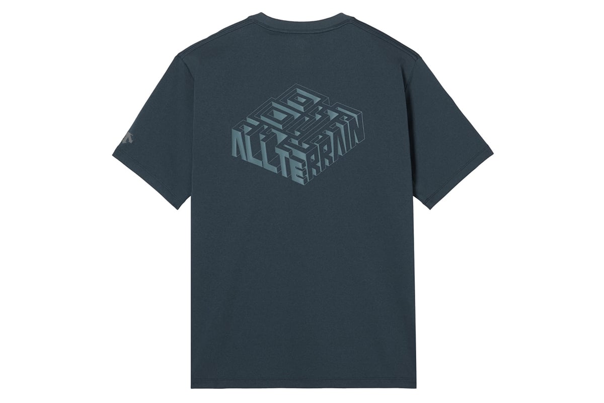 デサント「CL H／S GRAPHIC TEE（08M）」：ダークシャドー