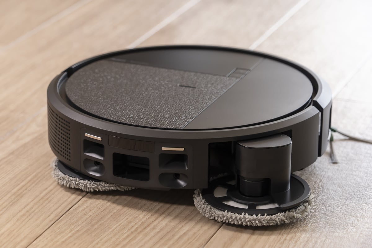 本体背面側に備えたモップパッドで、掃除機がけと同時に水拭きも行えるRoomba Plus 515 Combo。床のホコリを吸うだけでなく、フローリングの皮脂汚れや細かな汚れまでケアできる点も特徴だ