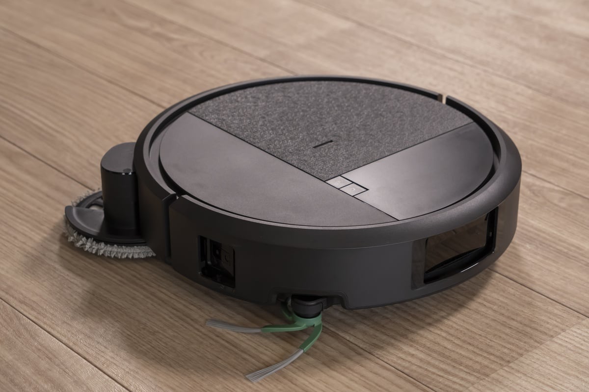 本体背面側に備えたモップパッドで、掃除機がけと同時に水拭きも行えるRoomba Plus 515 Combo。床のホコリを吸うだけでなく、フローリングの皮脂汚れや細かな汚れまでケアできる点も特徴だ