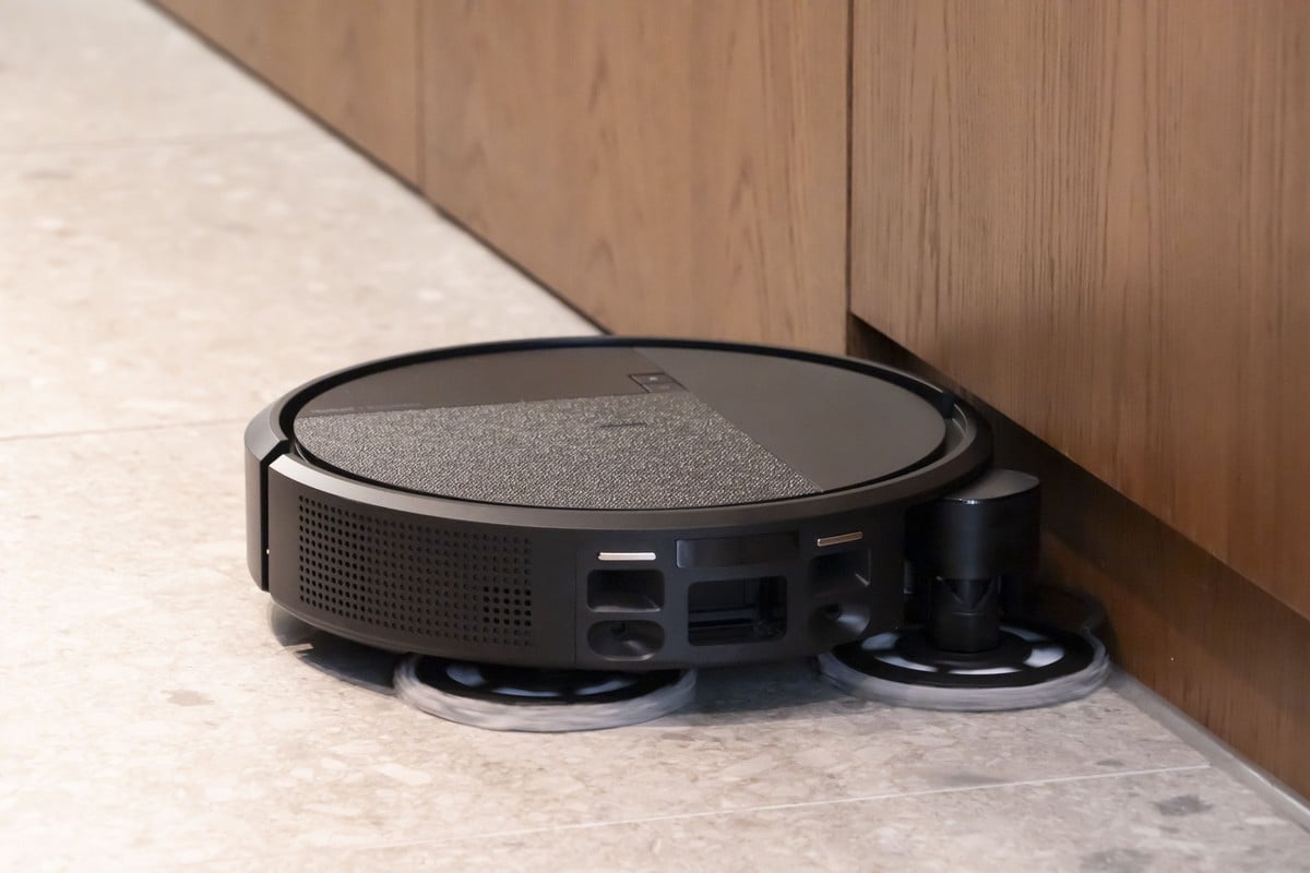 本体背面側に備えたモップパッドで、掃除機がけと同時に水拭きも行えるRoomba Plus 515 Combo。床のホコリを吸うだけでなく、フローリングの皮脂汚れや細かな汚れまでケアできる点も特徴だ