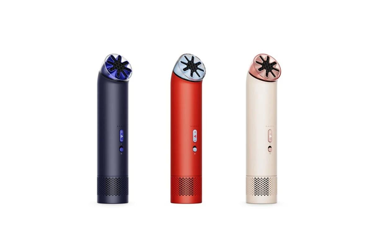 カラーは、インク／コバルト、カーネリアン／スカイ、ストーン／ブラッシュの3色展開。どれも家電というより、毎日持ち歩くガジェットとして選びたくなる色づかいだ
