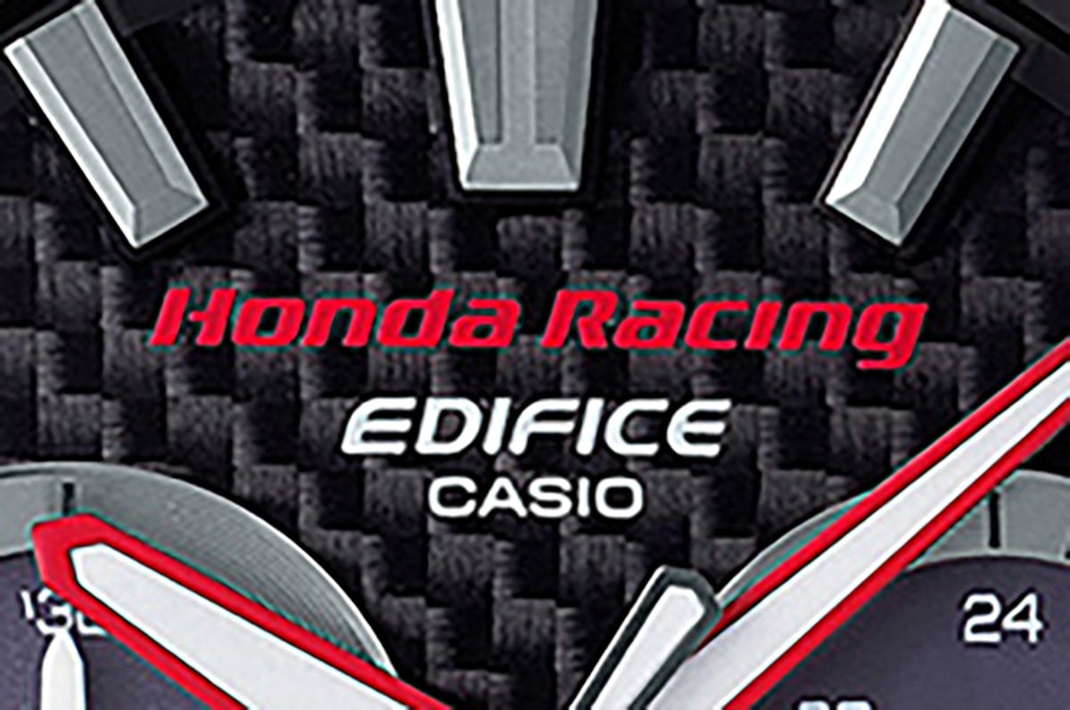 「エディフィス EQS-800HR」 Honda Pacingの赤✕白のイメージカラーと、F1マシンのカーボンファイバー製モノコックボディをイメージした折り目模様のカーボンを文字盤に採用。当時の価格は2万8000円＋消費税。