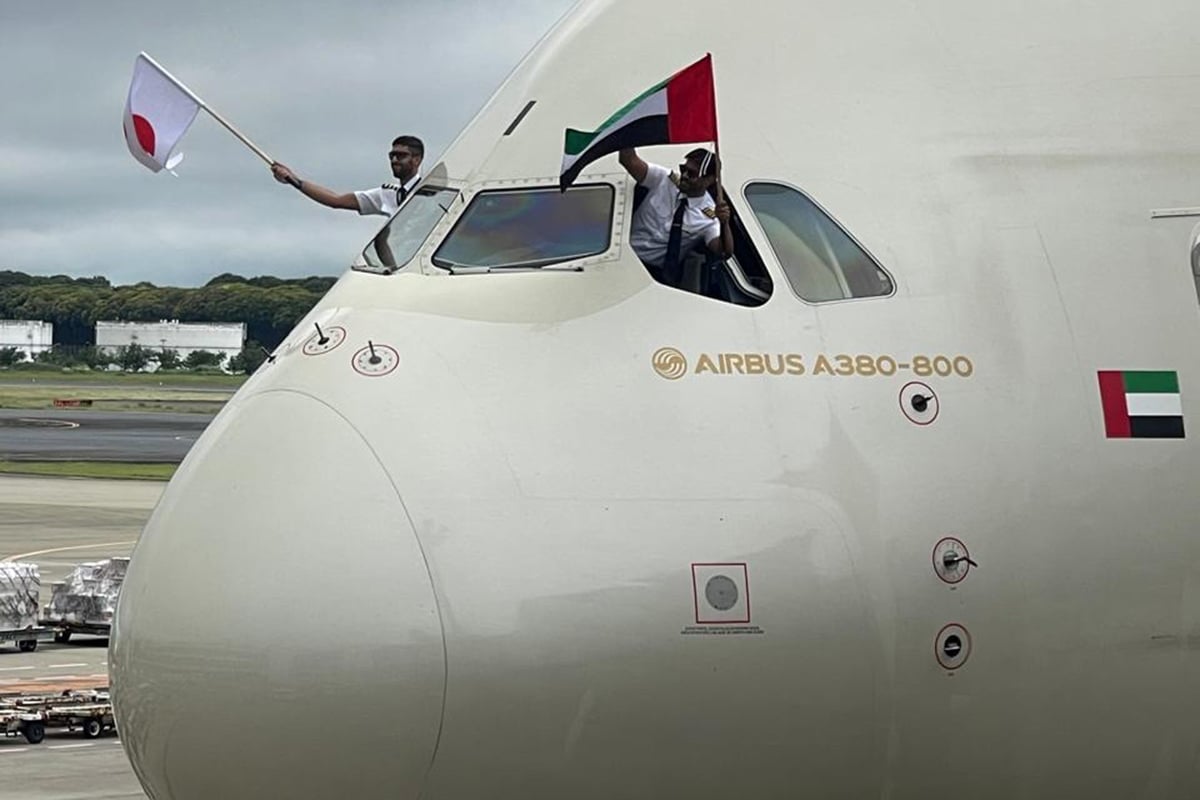 成田就航の際に日本とUAEの国旗を振る機長と副操縦士