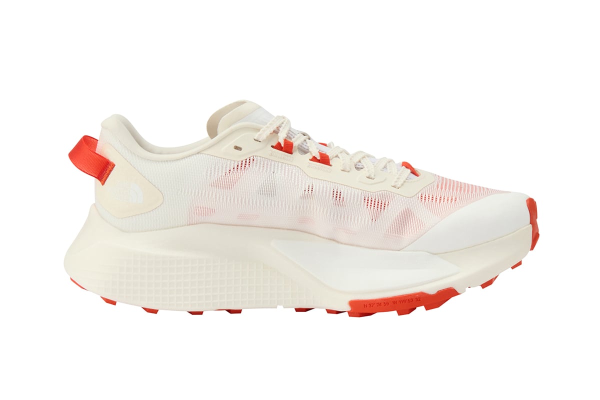 【メンズ】アルタメサ500 V2（TNFホワイト×ラバレッド）：2万3980円