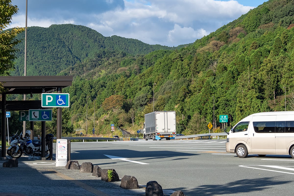 パーキングエリアの風景