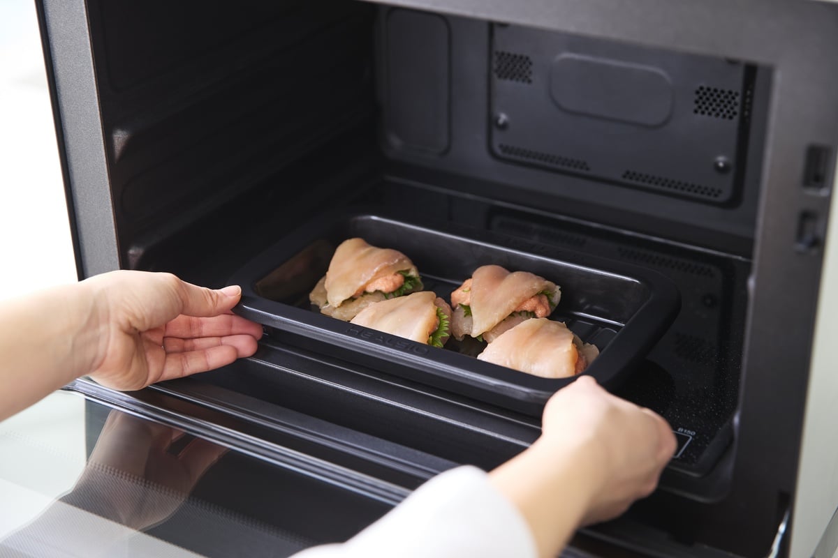 ヘルシオトレーに食材を並べて庫内へ入れるだけ。新搭載の「パパッと焼き」は約15分以内で主菜や副菜を手軽に調理できる。AIが献立や段取りを考える時代になっても、実際に食材を並べるのは人間。その絶妙な役割分担こそ、今回のヘルシオが示したAIと人間の距離感だ