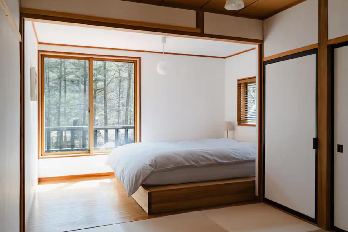 大きなベッドに、ごろんとしたくなる畳のある空間
