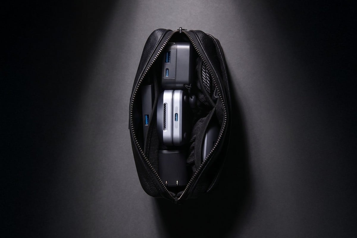 Anker Style Pouchは、一見するとビジネスシーンにもなじむガジェットポーチだが、内側に難燃性素材を採用している点が特徴。Ankerはバッテリー単体だけでなく、持ち運びや収納時のリスクまで含めて安全性を考え始めている