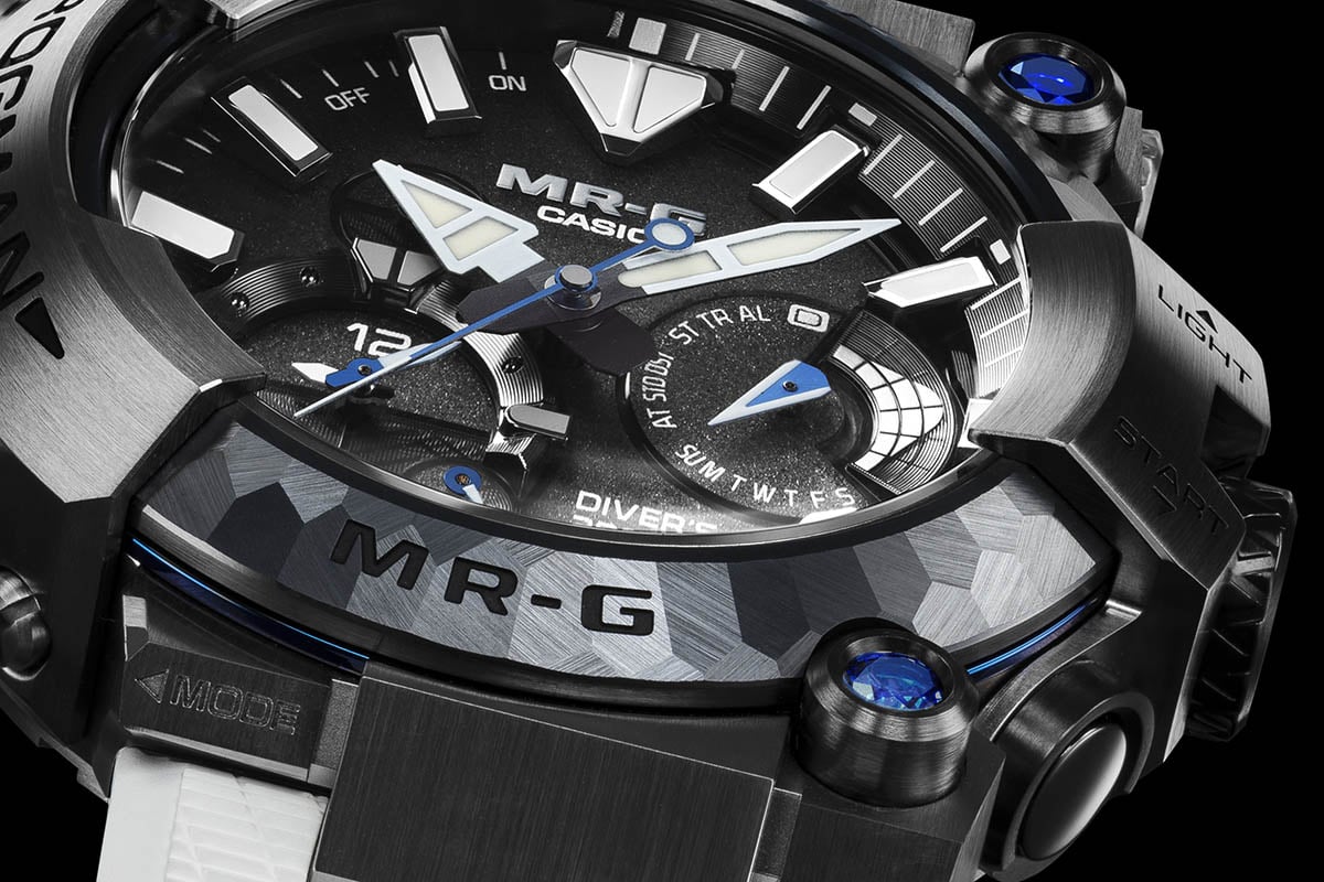 G-SHOCK最上位の「MR-G」30周年記念モデルが、高性能ダイバーズ「フロッグマン」から登場。デザインは南極などの海中で発生する氷柱「ブライニクル」をイメージ。800本の限定生産モデル。