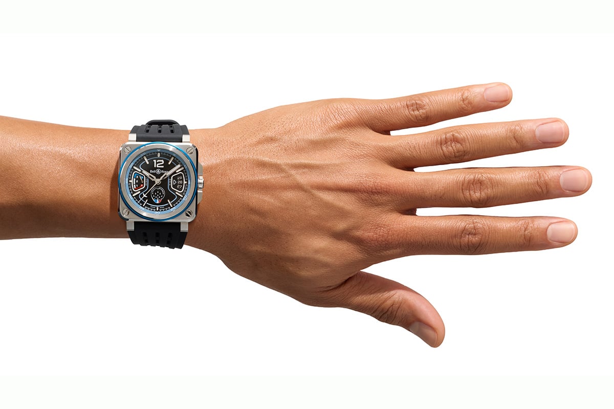 ケース径41mm。存在感もたっぷり。ブルーのアクセントが四角の中に丸やX字のアイコニックなデザインを引き立てる。