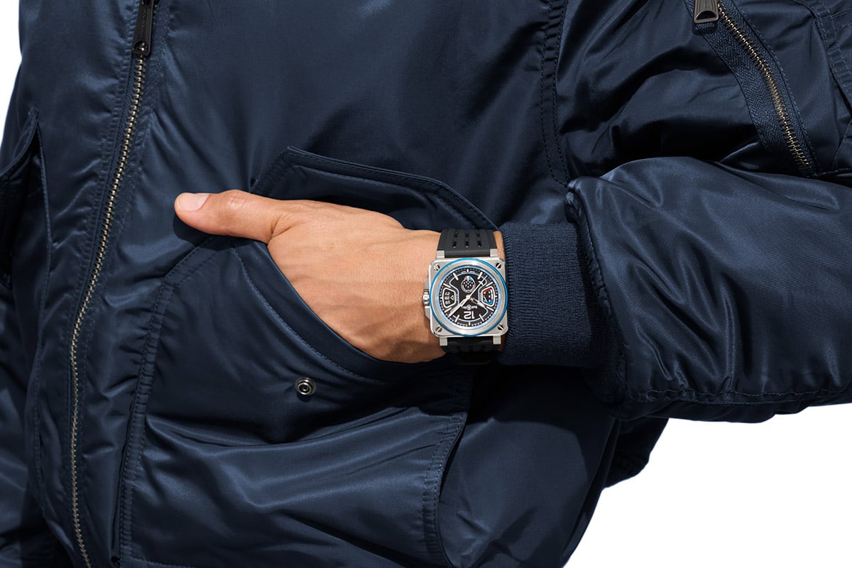 ケース径41mm。存在感もたっぷり。ブルーのアクセントが四角の中に丸やX字のアイコニックなデザインを引き立てる。