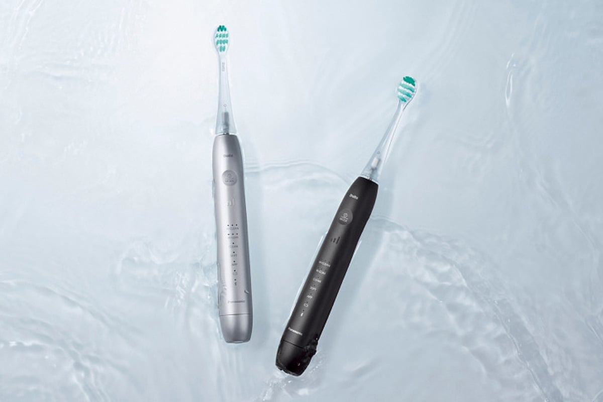 パナソニック ドルツプレミアム EW-DT88。歯面、歯間、歯ぐきケアなど、目的に合わせた使い分けを意識して設計されている。日本人の口に合う磨きやすさを重視している点が特徴だ