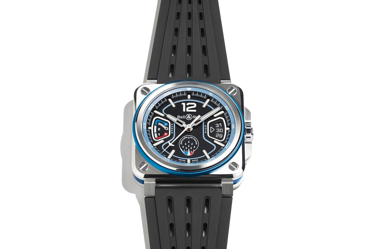 ケースはステンレススチール製。ケース径は41mm。ストラップが2本付属し、ひとつはブラックのラバーストラップ。