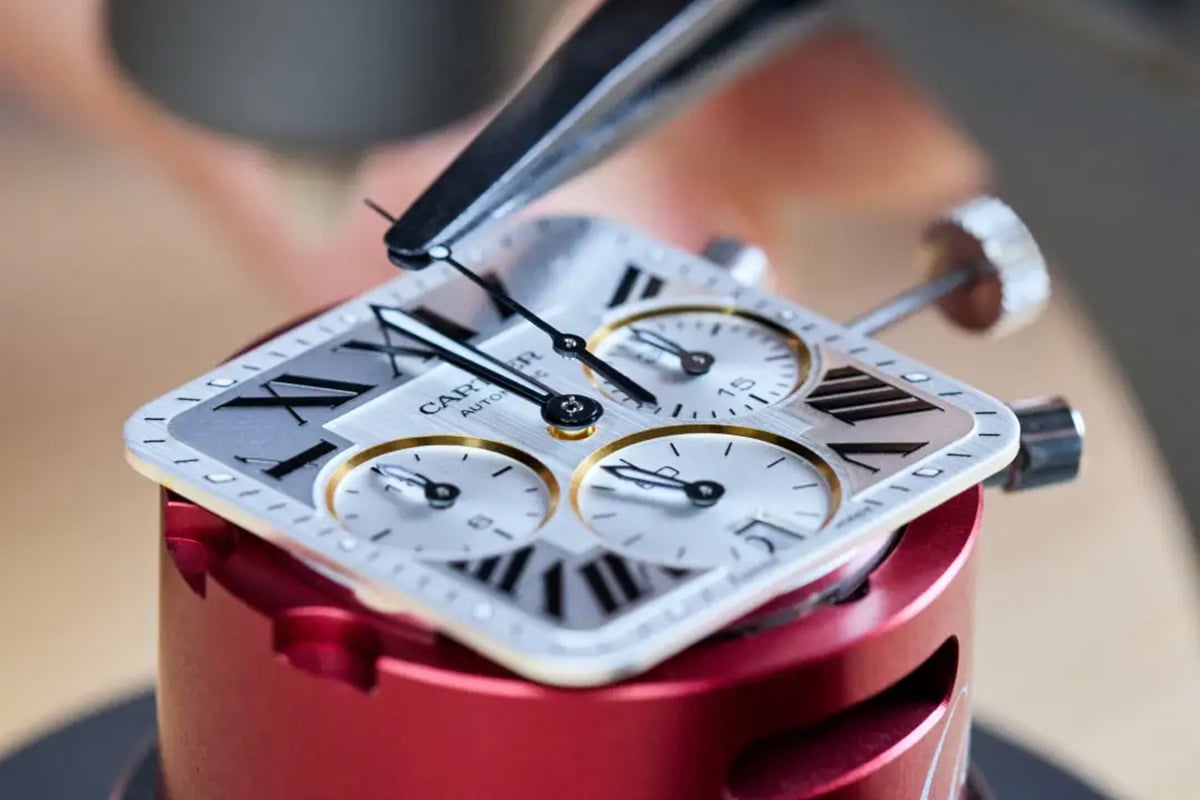 ダイヤルは型押しから、サテンやサンレイ仕上げなど70以上もの工程を経て完成する。© CARTIER © Emmanuel Lafay