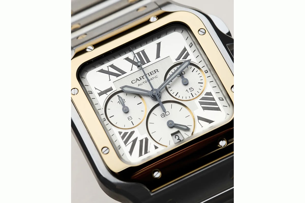 ダイヤルは型押しから、サテンやサンレイ仕上げなど70以上もの工程を経て完成する。© CARTIER © Emmanuel Lafay
