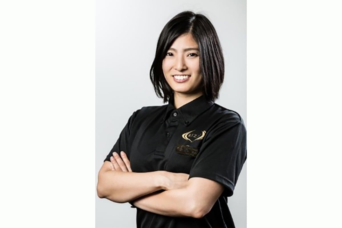 RIZAPトレーナー・近田眞奈氏。4種のドレッシングいずれも相性抜群で「飽き」を解消してくれると語る。