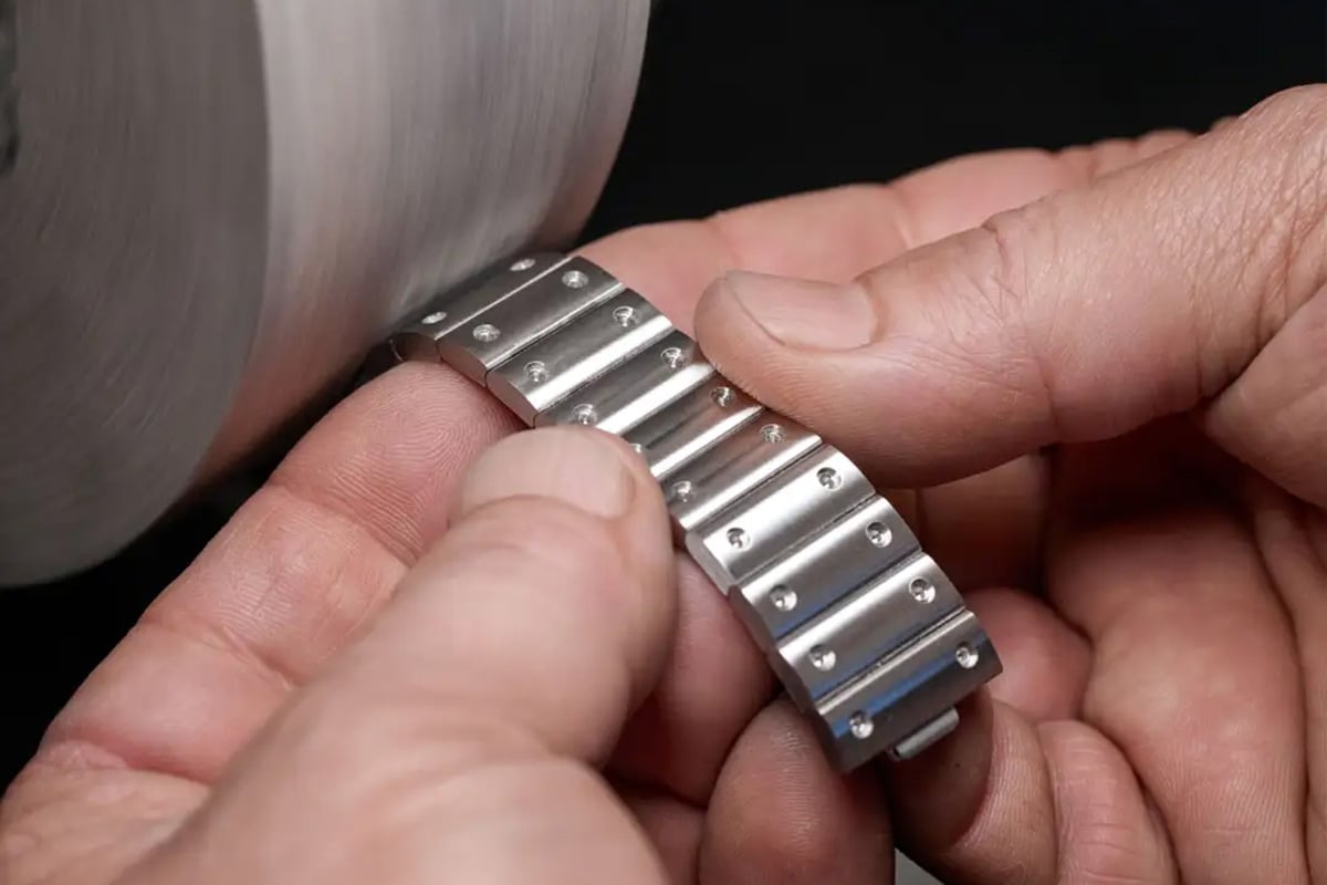丁寧に仕上げられるブレスレット。アリゲーターやブラックのラバーストラップも付属する。© CARTIER © Emmanuel Lafay