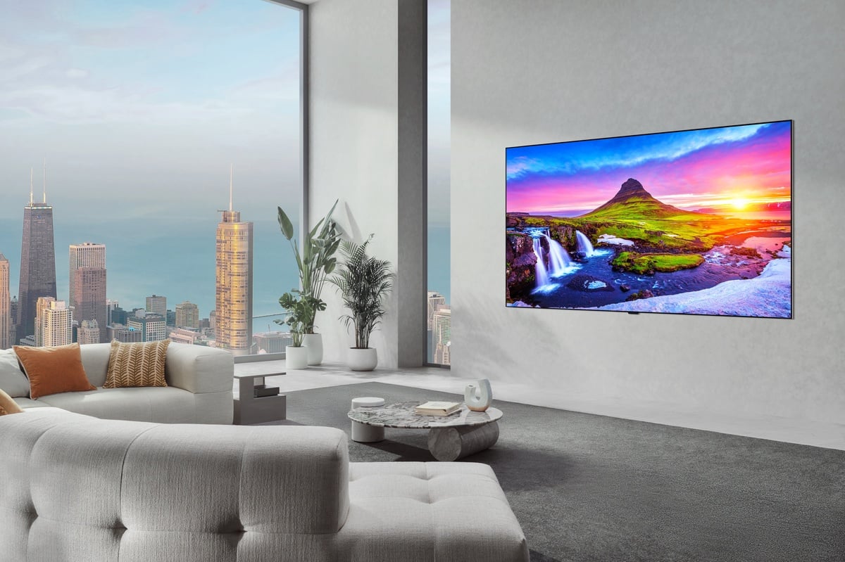 壁面に設置されたLG OLED evo AI W6。テレビボードや周辺機器の存在感を抑え、リビング全体をすっきり見せられるのが大きな魅力だ。単に映像を見るための家電ではなく、インテリアや建築と一体化する“壁の機能”としてテレビを捉え直している