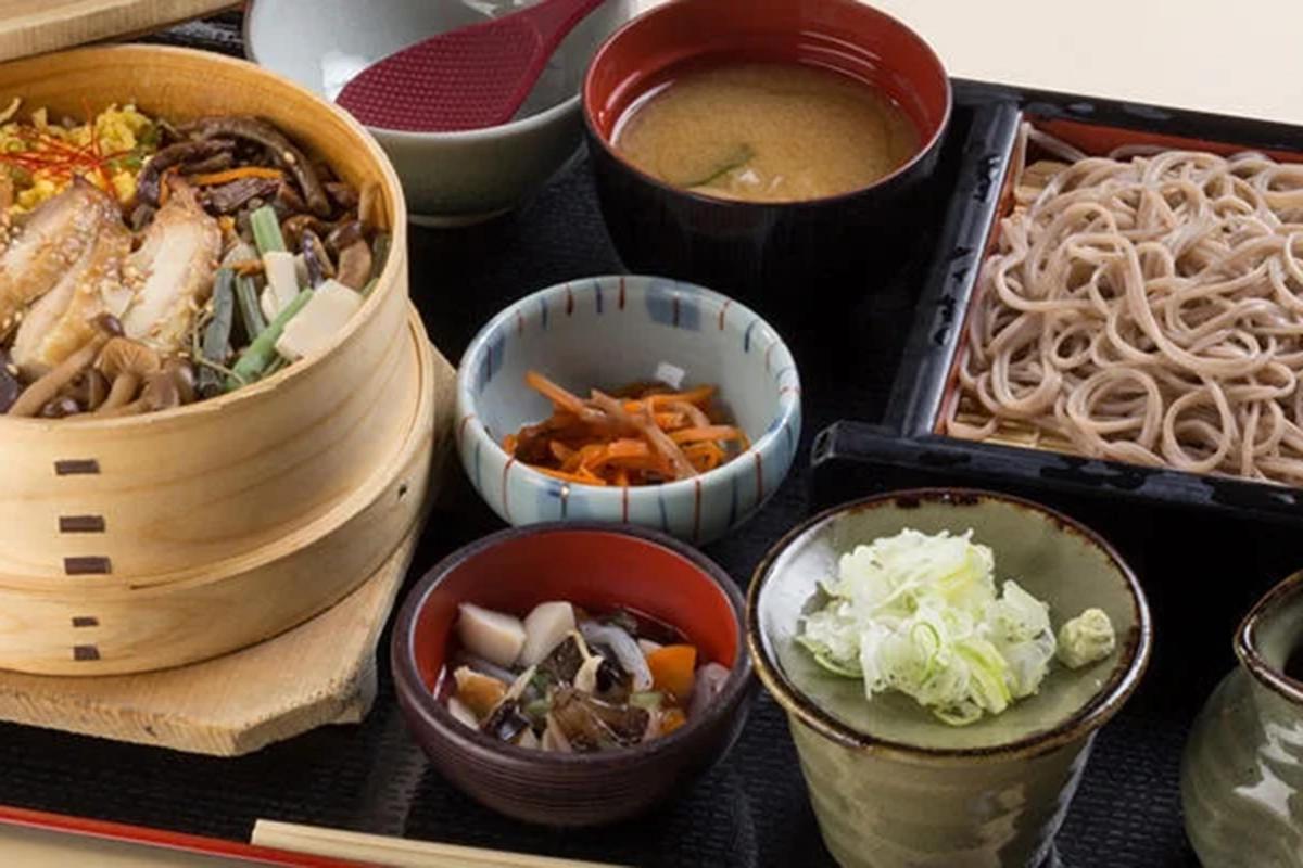 安達太良SA（下り線）の「伊達鶏五目わっぱそばセット」。価格は1920円