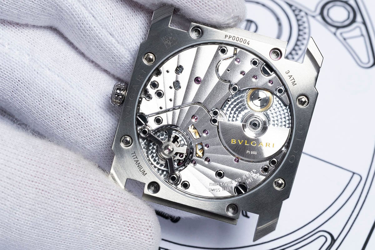 自社製の超薄型自動巻きムーブメント・BVF100。パワーリザーブは72時間。