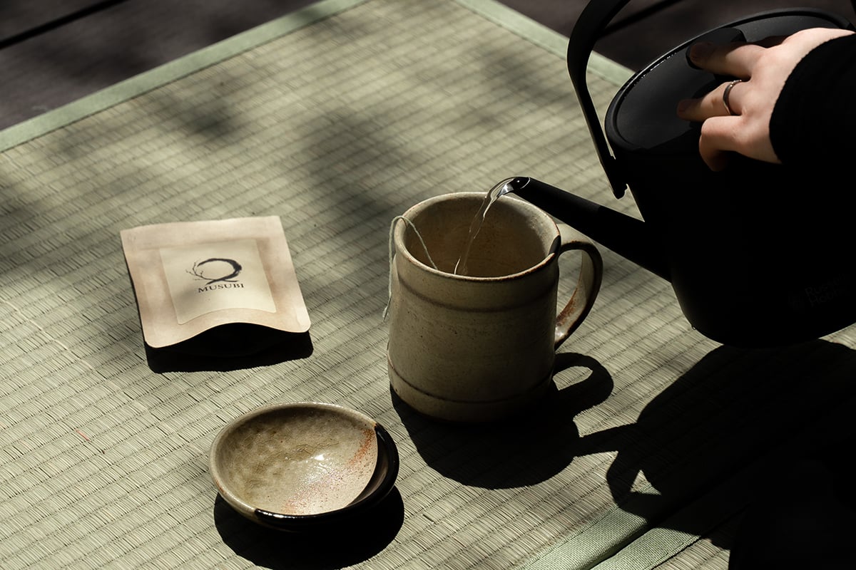 畳の上で、静かにほどけるお茶の時間