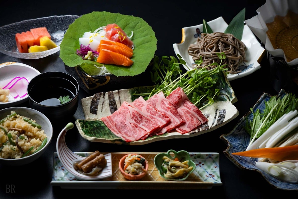 那須野ヶ原牛のしゃぶしゃぶをメインに、ヤシオマスのお造りや山菜釜めしなど、那須の旬を味わう夕食