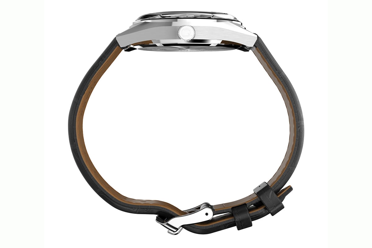 ベガが着用していた際のスタイルと同じくブラックのレザーストラップが付属。ケースの厚みは11mm。