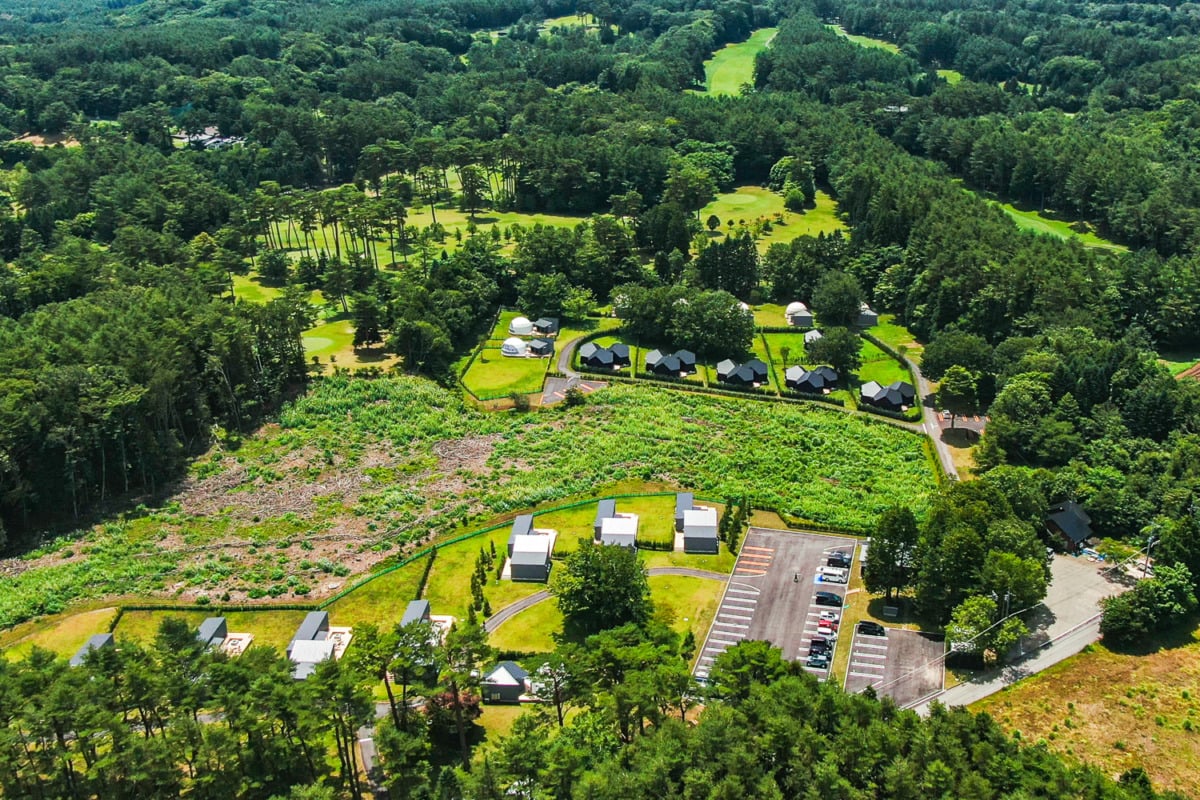 針葉樹が建ち並ぶ森の中、標高は1000mを超える高原リゾート