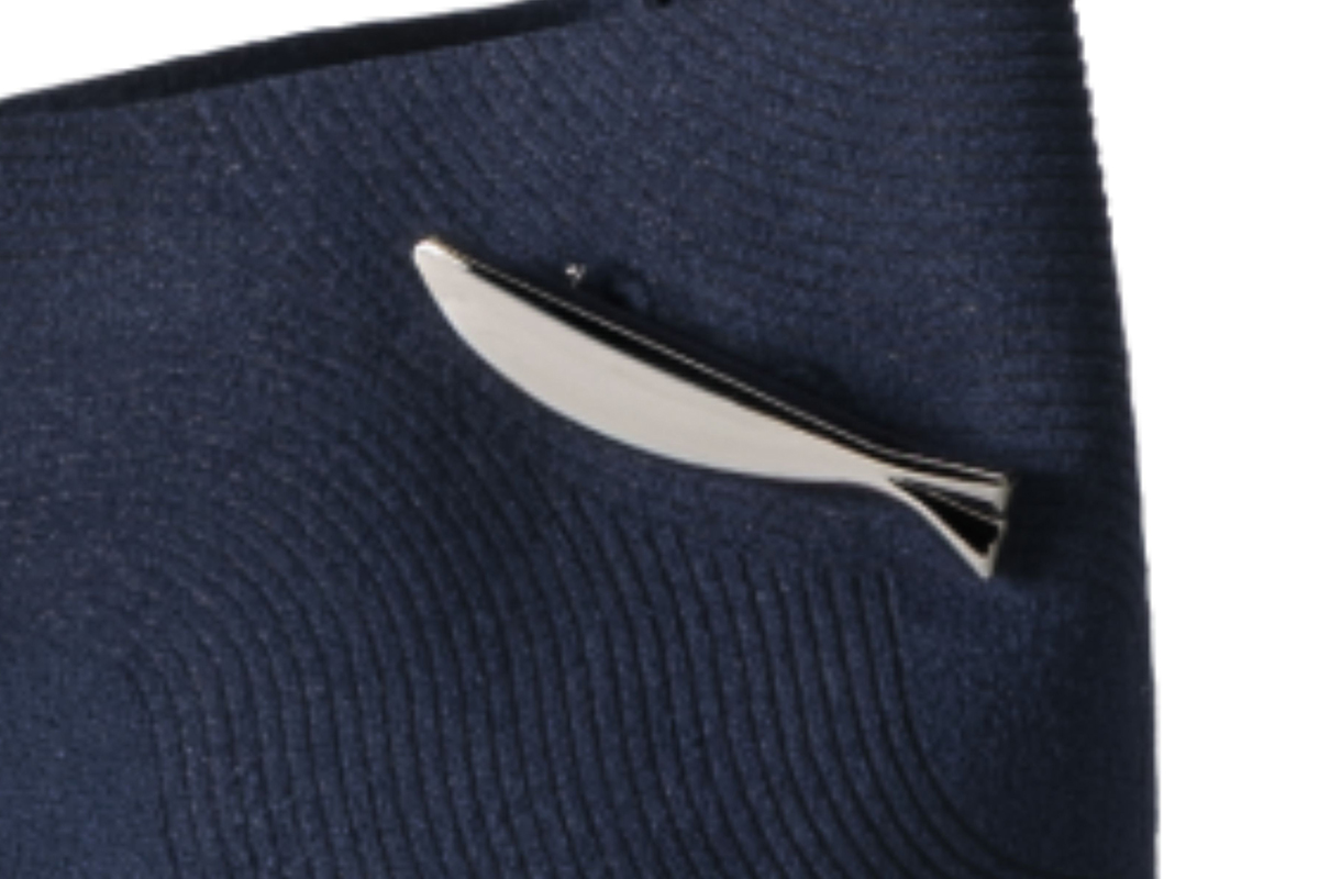 波柄の中を自由に泳ぐオリジナルの魚型ブローチ